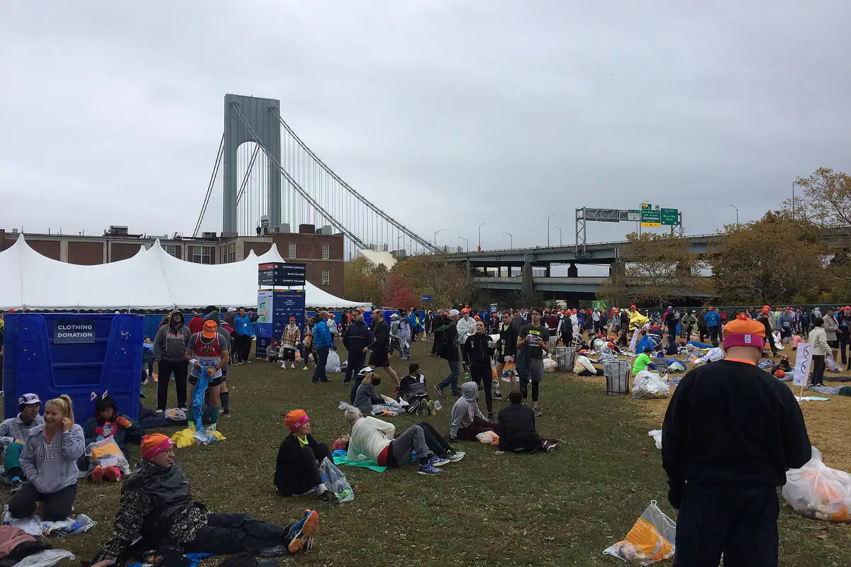 Startområdet vid Fort Wadsworth på Staten Island med Verrazzano-Narrows Bridge i bakgrunden