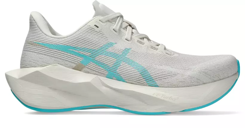 Asics Novablast 6 i grått med turkosa detaljer, sidovy